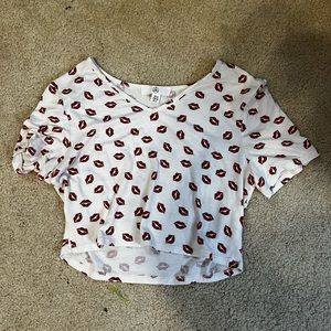 Cute shirt! Cropped! Perfect for girls night out!